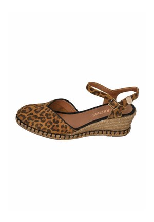 Braune Keilsandale mit Leopardenmuster, Knöchelriemen, Schnallenverschluss und geflochtener Jutsohle.