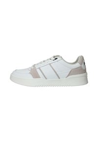 Baskets blanches avec des accents en cuir lisse et en daim gris clair, design à lacets, semelle extérieure texturée et branding subtil au niveau du talon.