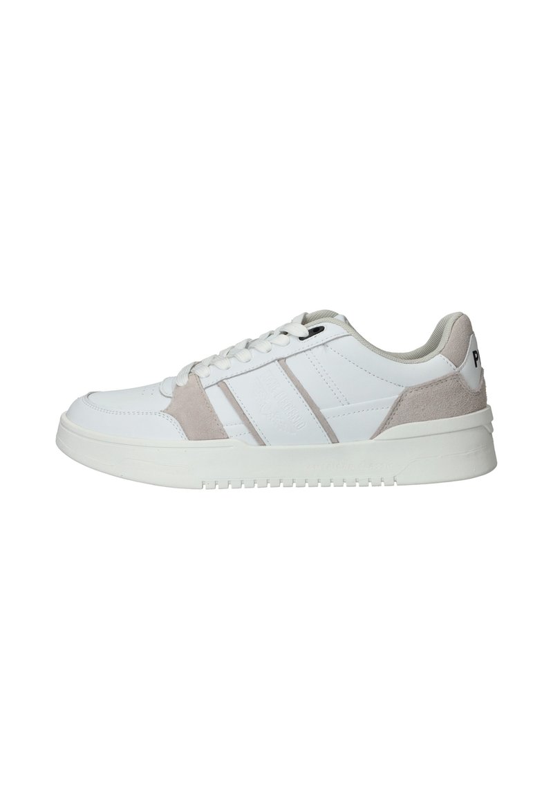 Baskets blanches avec des accents en cuir lisse et en daim gris clair, design à lacets, semelle extérieure texturée et branding subtil au niveau du talon.