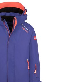 Lila Außenjacke mit orangefarbenen Akzenten, ausgestattet mit einer Kapuze, Reißverschlusstaschen und TROLLKIDS-Logo. Hergestellt aus strapazierfähigem, wasserabweisendem Material.