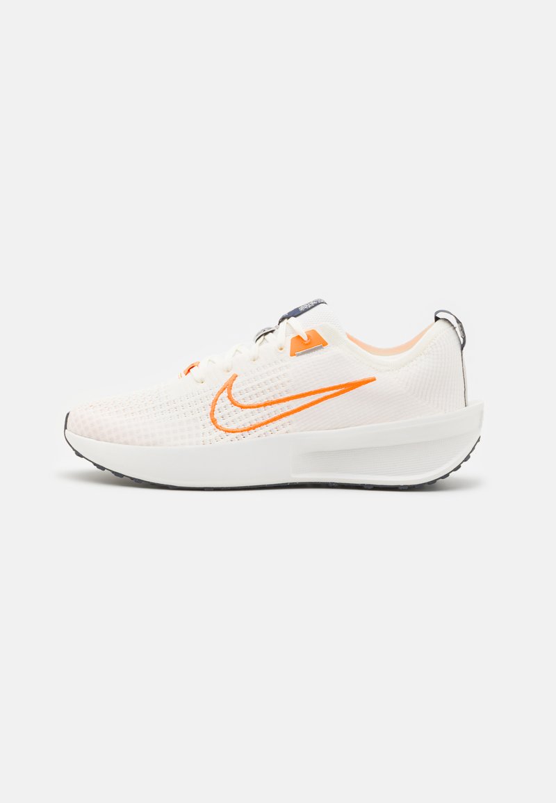 Nike Performance INTERACT RUN - Trail running shoes - sail/total orange/platinum tint/summit white/thunder blue/light iron ore