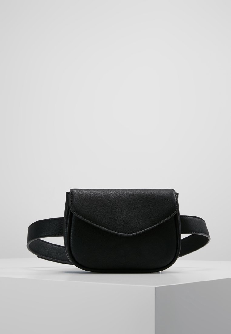 Marsupio in pelle nera con chiusura a patta curva, cinturino regolabile e texture liscia, caratterizzato da un design minimalista e compatto.