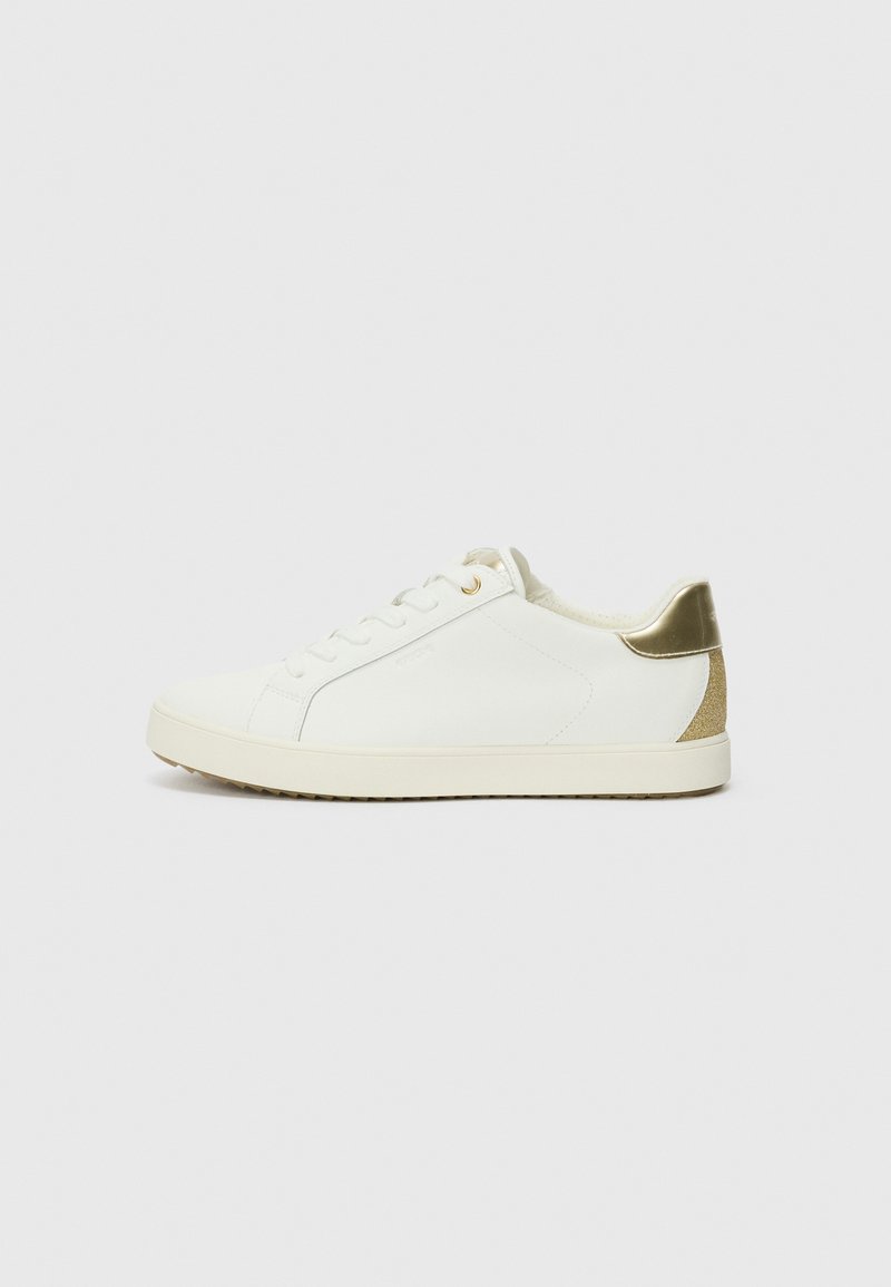 Sneaker bianco con punta tonda, design con lacci e accenti dorati sul tallone. Realizzato in materiale liscio con pannello posteriore testurizzato.