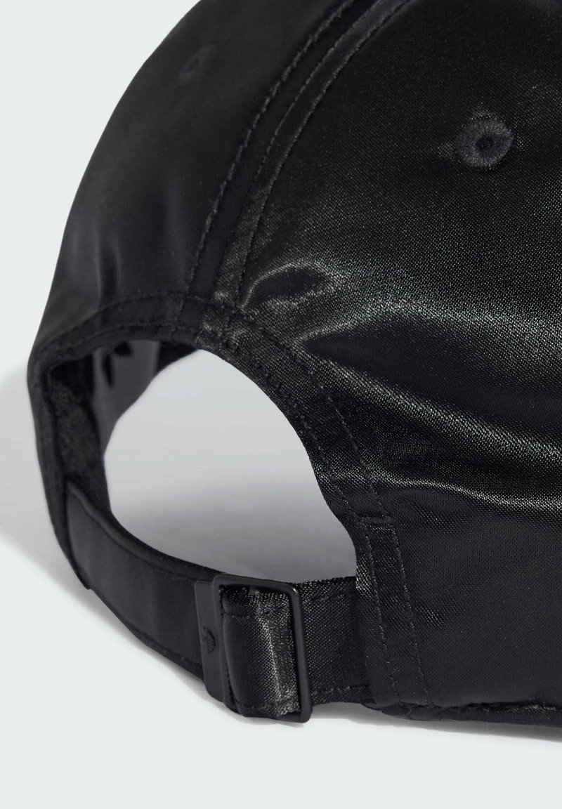 Parte trasera de una gorra de béisbol negra de satén con correa ajustable y cierre de hebilla sobre fondo blanco.