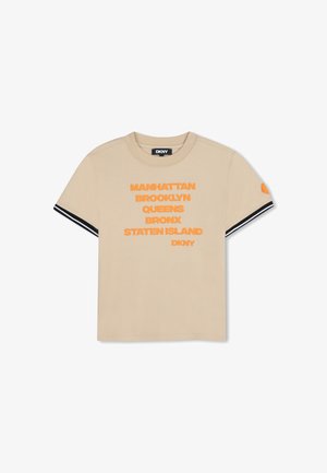 T-shirt beige à manches courtes avec un texte orange vif des arrondissements de Manhattan. Accents rayés noirs et blancs sur les manches. Matière en coton.
