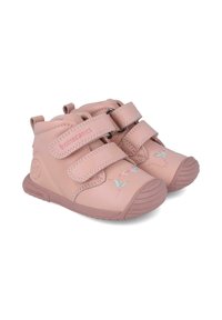 Zapatos de cuero rosa con dos correas de velcro ajustables, puntera redondeada, suela de goma texturizada y bordado floral en los laterales.