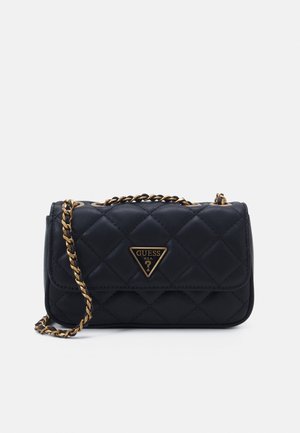 Zwarte doorgestikte handtas met gouden kettingbandje en driehoekige logoplaat. Heeft een voorklep en een gladde textuur. Compact, rechthoekig ontwerp.