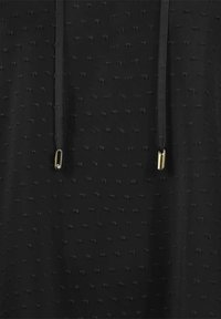 Felpa nera con texture a punti in rilievo, dotata di cappuccio e coulisse con dettagli in metallo dorato. Tessuto morbido e design casual.