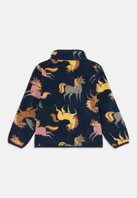 Mörkblå fleece-pullover med en lekfull enhörningsprint i olika färger. Designen inkluderar en krage och långa ärmar med elastiska manschetter.