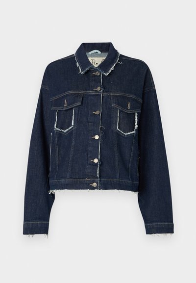 Denim jakna v temno modri barvi z raztrganim robom, strukturirane oblike, dvema sprednjima žepoma in kovinskimi gumbi; teksturirana tkanina.
