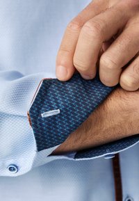 Next TRIMMED FIT SINGLE CUFF - REGULAR FIT - Camicia - light blue