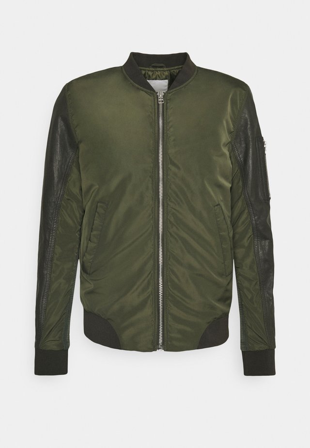 CASH BOMBER - Bomberjakke - leaf green