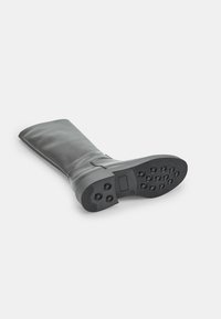 Grauer Lederstiefel bis zum Knie mit glatter Textur, runder Zehenform und einer detaillierten Gummisohle mit kreisförmigen Profilmustern.