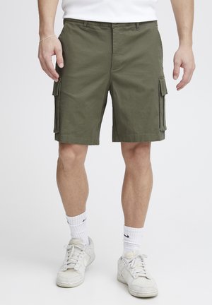 Olijfgroene cargoshorts van katoen, met zijzakken, een relaxte pasvorm en een rechte pijpdesign. Draagt met witte sneakers en sokken.