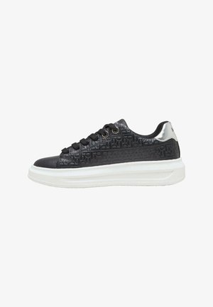 Sneaker nero con texture, punta liscia nera, suola platform bianca e dettaglio argentato sul tallone. Presenta lacci e occhielli neri.