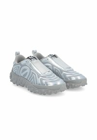 Sportschuhe mit silberner Synthetik-Oberfläche, elastischem Slip-On-Design, strukturiertem Sohlenprofil mit runden Noppen und kontrastierenden schwarzen Akzenten.