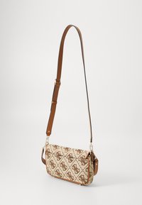 Borsa a spalla in tessuto beige con motivo a logo marrone, tracolla in pelle liscia, chiusura a pattina sicura e accenti in metallo.