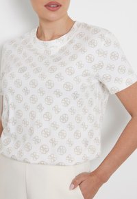 Guess 4G LOGO ALL OVER - T-shirt print - mehrfarbig beige