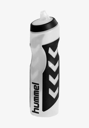 Transparante plastic sportwaterfles met zwarte accenten, tekstuurgrip, gebogen vorm en een druk- en trekdop. Bevat een logo en een chevronpatroon.