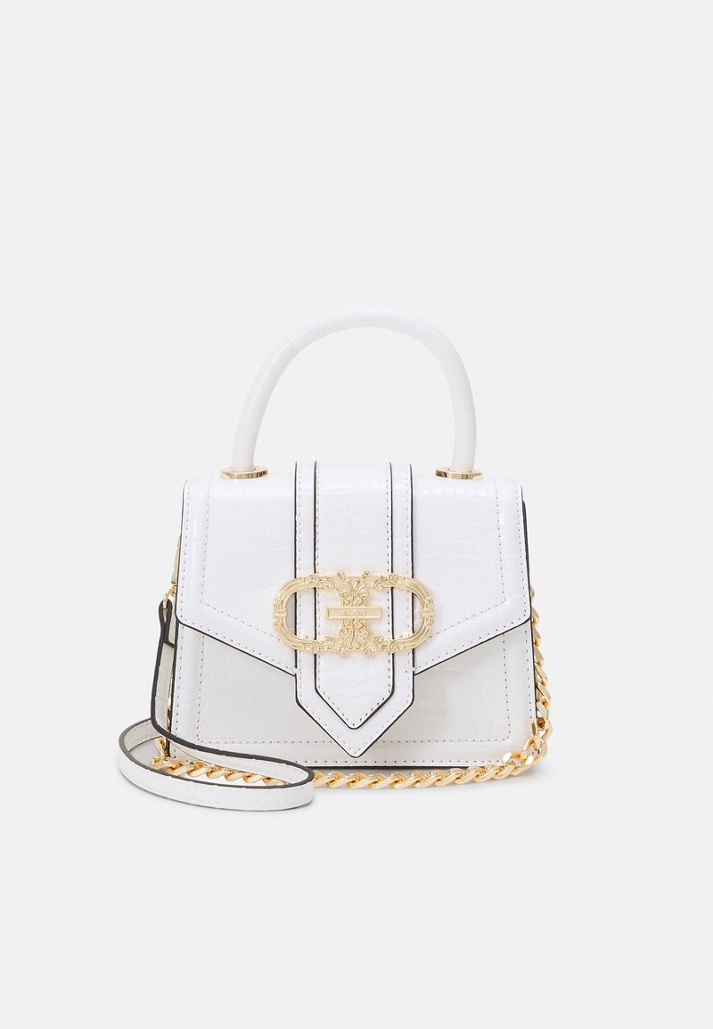 Sac à main blanc avec poignée supérieure, fermoir décoratif doré et bandoulière chaîne amovible sur fond uni.