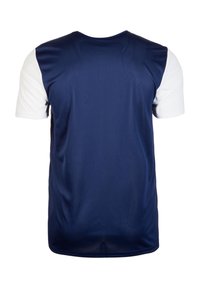 Dunkelblaues Sporttrikot mit weißen kurzen Ärmeln, hergestellt aus einem atmungsaktiven Material, mit einer glatten Textur und einem lässigen Schnitt.