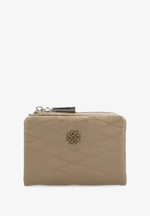 Beige Leder-Wallet mit strukturiertem Oberflächen, Reißverschluss und metallischen Beschlägen. Mit einem geprägten Logo auf der Vorderseite. Kompakte rechteckige Form.