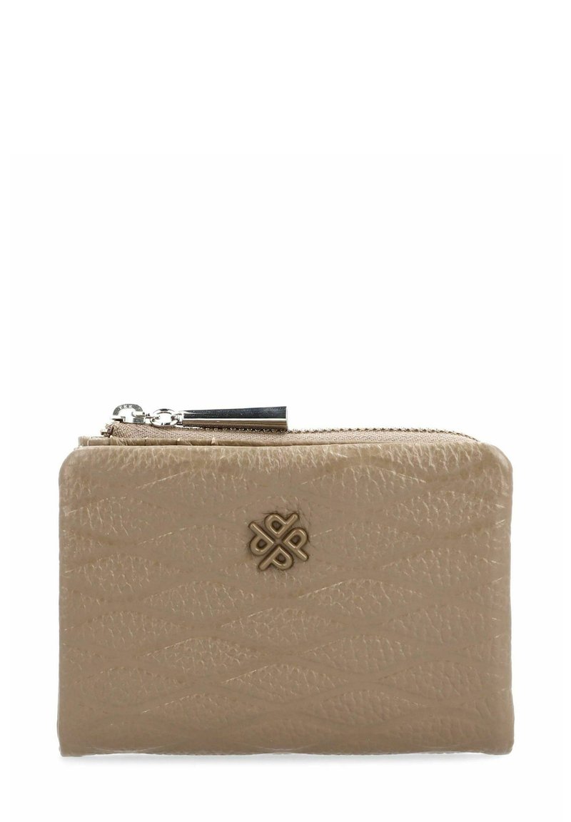 Beige leren portemonnee met een gestructureerd oppervlak, ritsluiting en metalen hardware. Beschikt over een verdiept logo op de voorkant. Compact rechthoekig formaat.