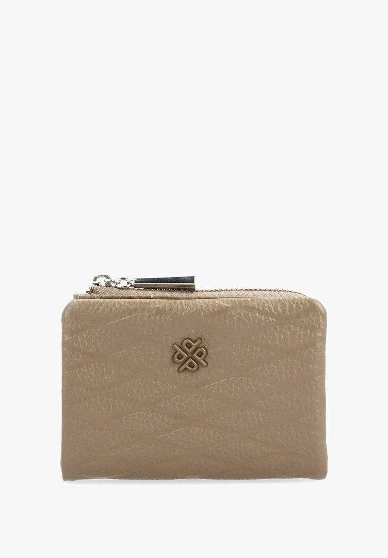 Beige leren portemonnee met een gestructureerd oppervlak, ritsluiting en metalen hardware. Beschikt over een verdiept logo op de voorkant. Compact rechthoekig formaat.