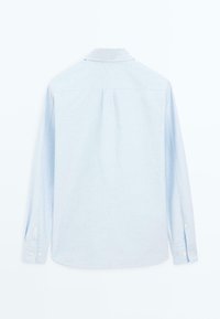 Koszula z długim rękawem w jasnoniebieskim kolorze, z kołnierzykiem, mankietami na guziki, yoke na plecach oraz subtelną fakturą.