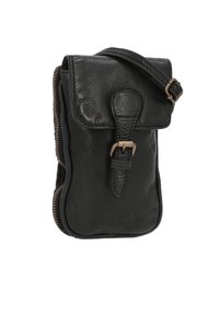 Sac en bandoulière en cuir noir avec une surface texturée, doté d'une fermeture à rabat, d'un détail de boucle et d'une fermeture éclair sur un côté pour un accès sécurisé.