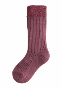 Bordeaux ribbet sok med en fuzzy, tekstureret topkant. Fremstillet af blødt stof, har den en rund tå og en glat overflade.