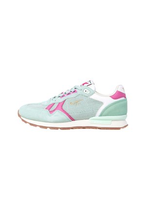 Sneakers verde menta chiaro con accenti rosa, materiali in rete e suede, punta arrotondata, design con lacci e suola imbottita.