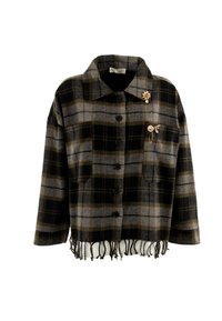 Chaqueta a cuadros en negro y gris con cuello, botones negros, dos bolsillos delanteros y dobladillo con flecos. Dos broches de flores en el cuello.