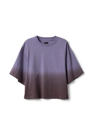 Camiseta de manga corta oversize con degradado en tonos púrpura y marrón, cuello redondo, mostrada extendida sobre fondo blanco.