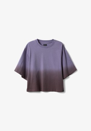 Camiseta de manga corta oversize con degradado en tonos púrpura y marrón, cuello redondo, mostrada extendida sobre fondo blanco.