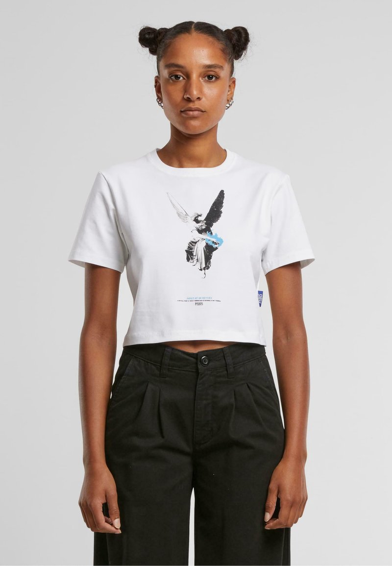 Camiseta corta blanca de algodón con mangas cortas, que presenta una impresión gráfica de una figura alada en negro y azul en el centro.
