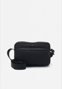 Fekete, steppelt textúrájú keresztpántos táska, elülső zipzáras zsebbel és állítható pánttal, melyen a márkanév van dombornyomva.