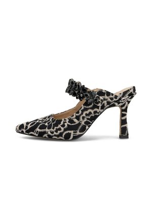 Mule de tacón alto con estampado floral en negro y beige, punta puntiaguda y tirante negro con joyas en la parte superior.
