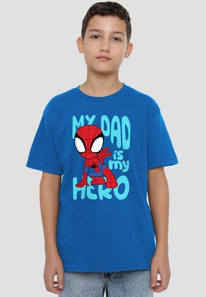 Blaues Baumwoll-T-Shirt mit einem Grafikmotiv von Spider-Man und dem Text "MEIN PAPA ist MEIN HELD" in lebendigen Buchstaben, mit kurzen Ärmeln und lässigem Schnitt.
