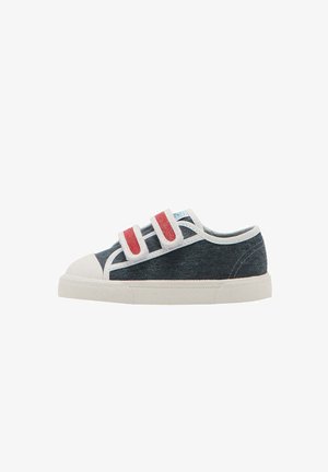 Baskets basses en denim foncé avec semelle blanche, bout renforcé et double bandes Velcro rouge et blanc.
