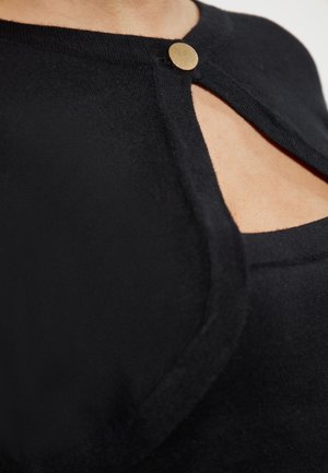 Cardigan nero a maglia con scollo rotondo, caratterizzato da un'apertura a chiave e da un prominente bottone metallico rotondo sul davanti. Texture morbida.