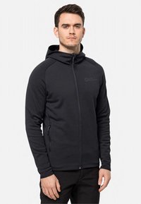Felpa nera con zip realizzata in tessuto morbido e elastico. Presenta un collo alto, cappuccio e due tasche laterali. Logo discreto sul petto.