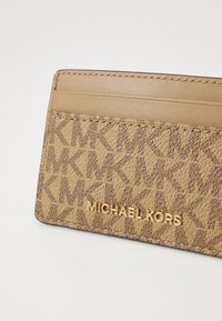 MICHAEL Michael Kors JET SETCARD HOLDER - Denarnica - husk