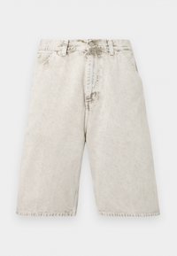 Ανοιχτό γκρι ξεθωριασμένο τζιν σορτς με μπροστινές τσέπες, θηλιές για ζώνη και κλείσιμο με κουμπί, απλωμένο επίπεδα σε λευκό φόντο.