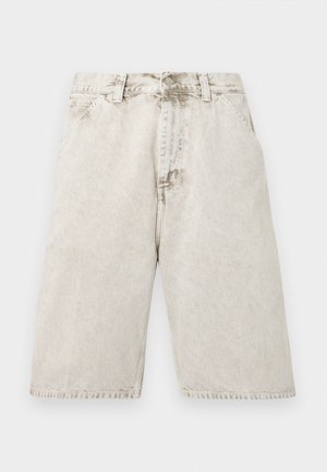Shorts in denim grigio chiaro sbiadito con tasche frontali, passanti per cintura e chiusura con bottone, mostrati distesi su uno sfondo bianco.
