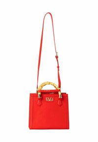 Rote Ledertasche mit einem Bambusgriff, Metallbeschlägen und einem abnehmbaren Schultergurt. Kastenförmige Form mit dekorativen Nähten und Akzenten.