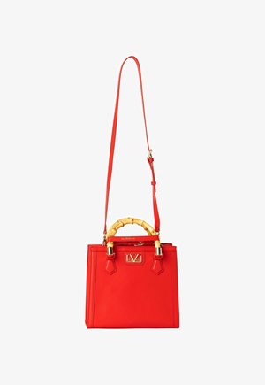 Rote Ledertasche mit einem Bambusgriff, Metallbeschlägen und einem abnehmbaren Schultergurt. Kastenförmige Form mit dekorativen Nähten und Akzenten.