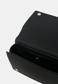 Borsa in pelle nera con un design strutturato, hardware argentato, texture liscia e una tasca interna per l'organizzazione.