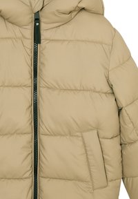 Beige oppustet jakke med hætte, der har quiltet tekstur, frontlynlås og sidelommer. Stoffet ser glat og letvægts ud.