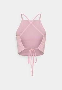 Top corto rosa con un diseño de espalda cruzada, lazos ajustables y una textura suave; cuenta con una espalda baja y un estilo minimalista.